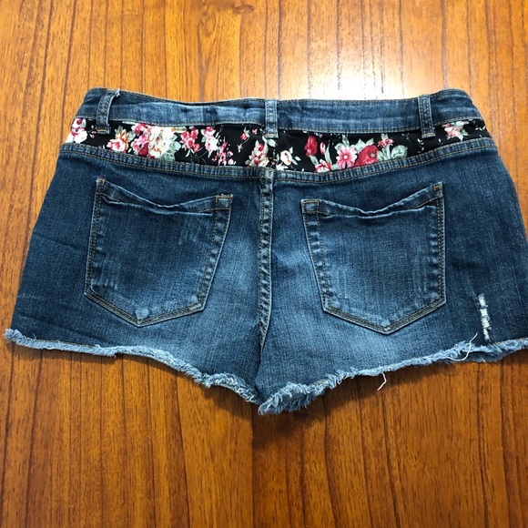 Forever 21 distressed jean shorts - Picture 3 of 5